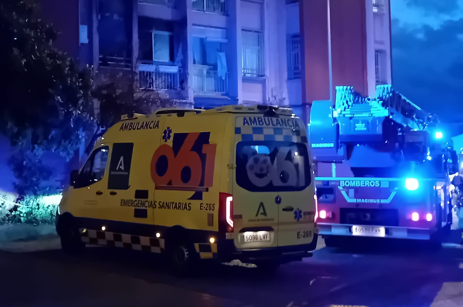 El incendio en un piso de Granada se salda con diez personas afectadas por humo